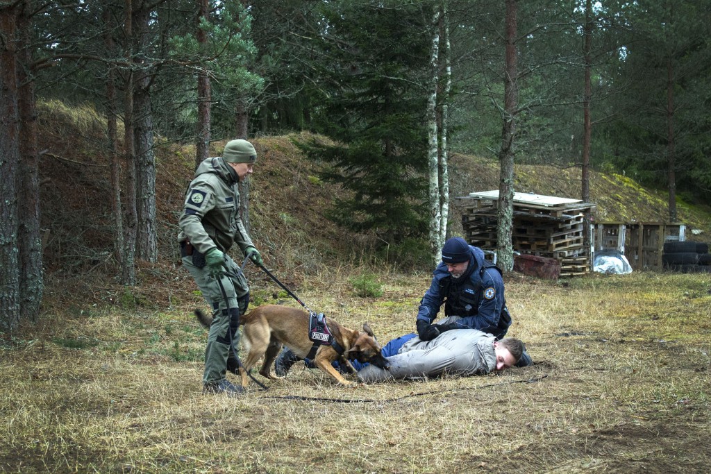 Keskkonnainspektorid harjutasid laskmist ja koostööd politseikoertega (12)