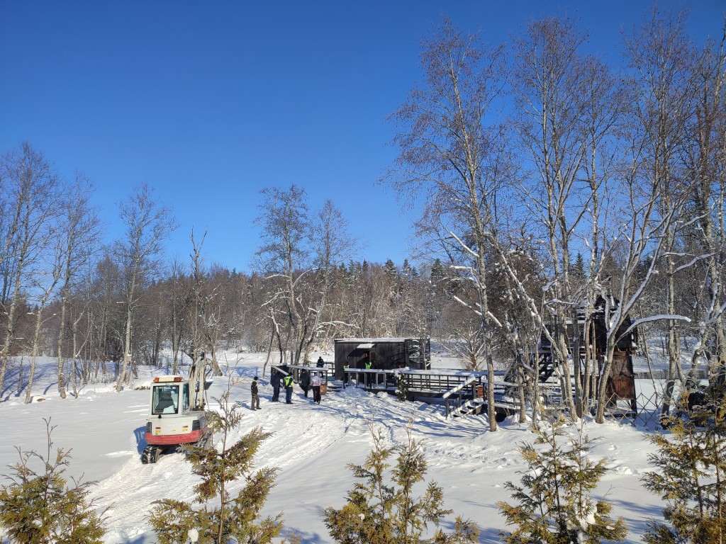 Ehituskeeluvööndisse rajatud peegelmaja teisaldamistööd