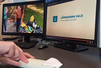 Laual on kaks ekraani. Ühelt paistab iniemene prügikorridega, teisel on kiri "Lääneranna vald". Ekraanide ees laul lõikab naine valgesse šampoonipudelisse vaibanoaga avaust.